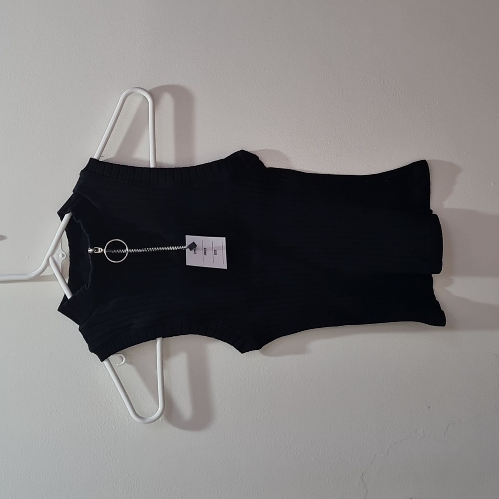 NWT DYNAMIC STRETCHY CROP TOP